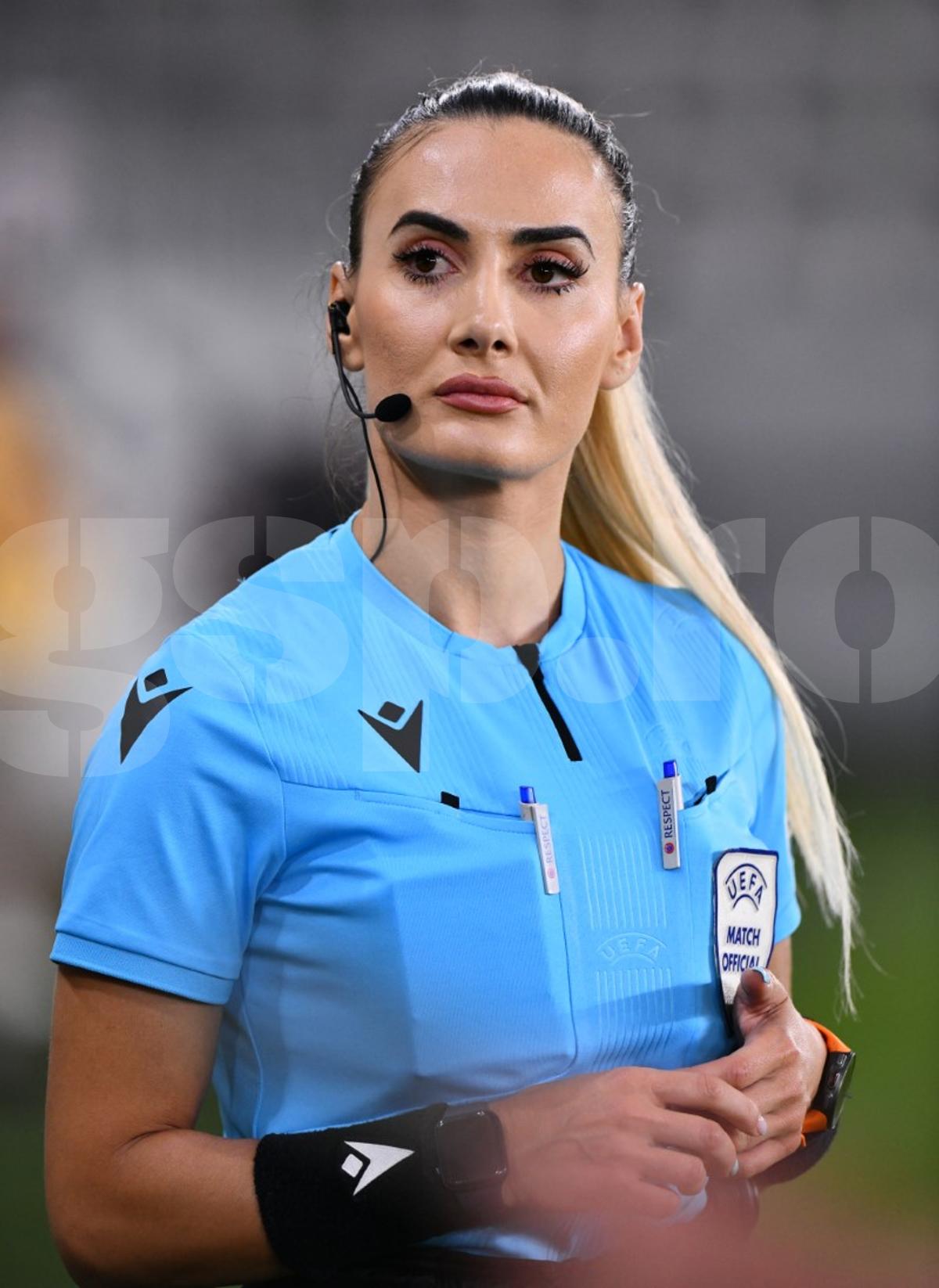 Emanuela în centrul atenției » Arbitra de rezervă de la FCSB - CSKA 1948 Sofia a furat toate privirile la sosirea la stadion