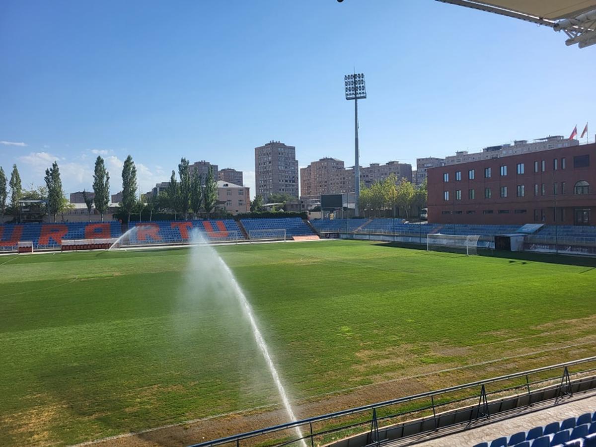 Cum arată stadionul pe care Farul joacă meciul decisiv contra lui Urartu » Construit în 2008, fără o peluză și cu gazon de județeană