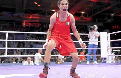 Imane Khelif a câștigat lupta cu maghiara Hamori și are asigurată MEDALIA olimpică!