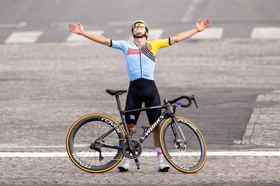Belgianul Remco Evenepoel la Paris după ce s-a impus și în cursa pe șosea Dublul campion olimpic Remco Evenepoel, ciocnire teribilă cu ușa unei mașini de poștă » Are fracturi de coaste, omoplat și mână