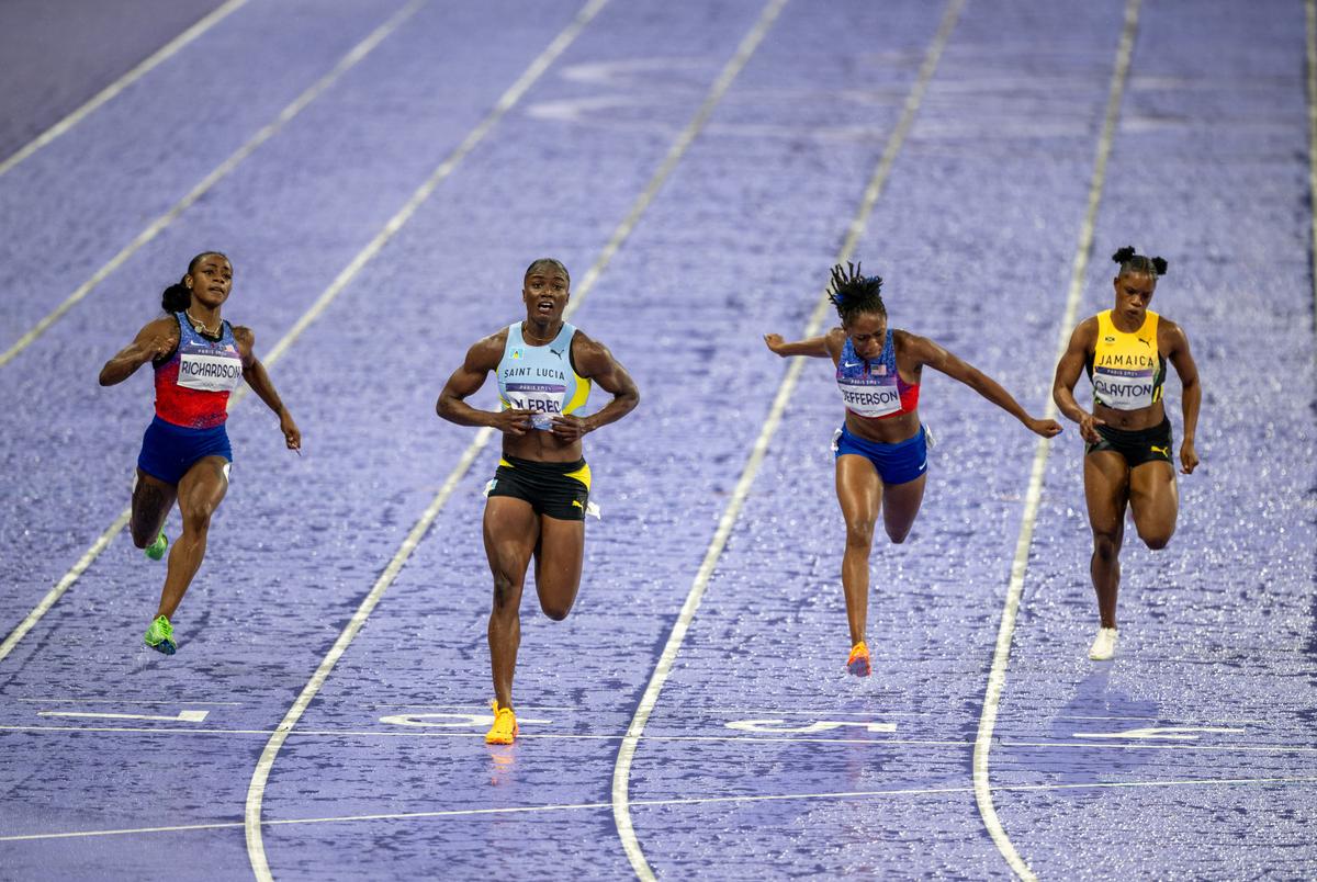 Campioana olimpică de la 100 metri vine dintr-o țară de 180.000 de locuitori » Julien Alfred a învins-o pe americanca Sha'Carri Richardson