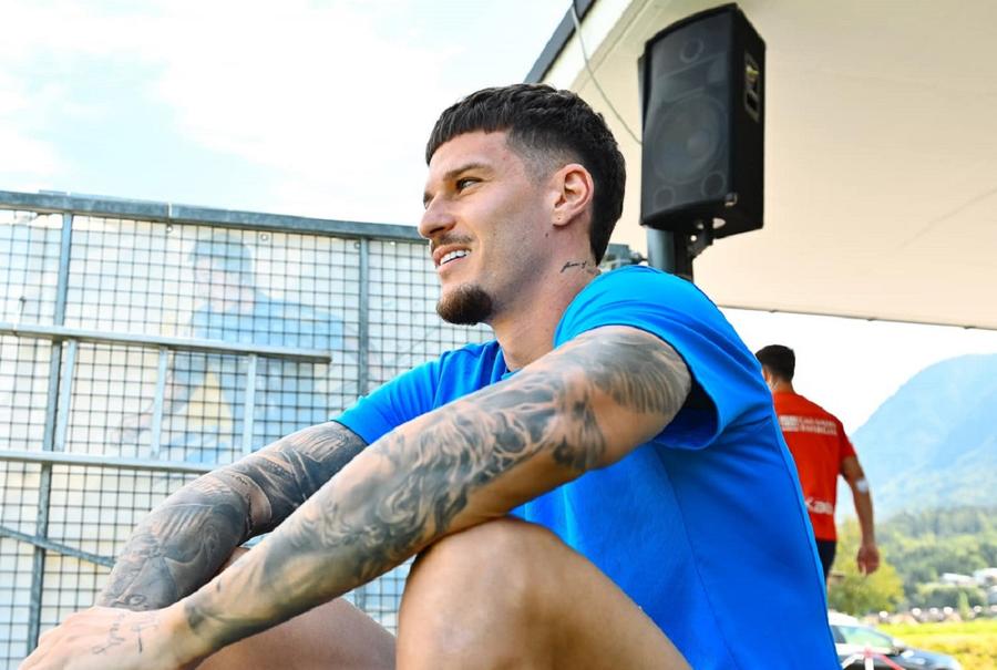 Dennis Man se uită la Parma către viitorul incert cu speranță / Foto: Parma Calcio Ultimele vești despre Dennis Man » Cum l-au primit fanii Parmei la primul amical + ce remarcă italienii