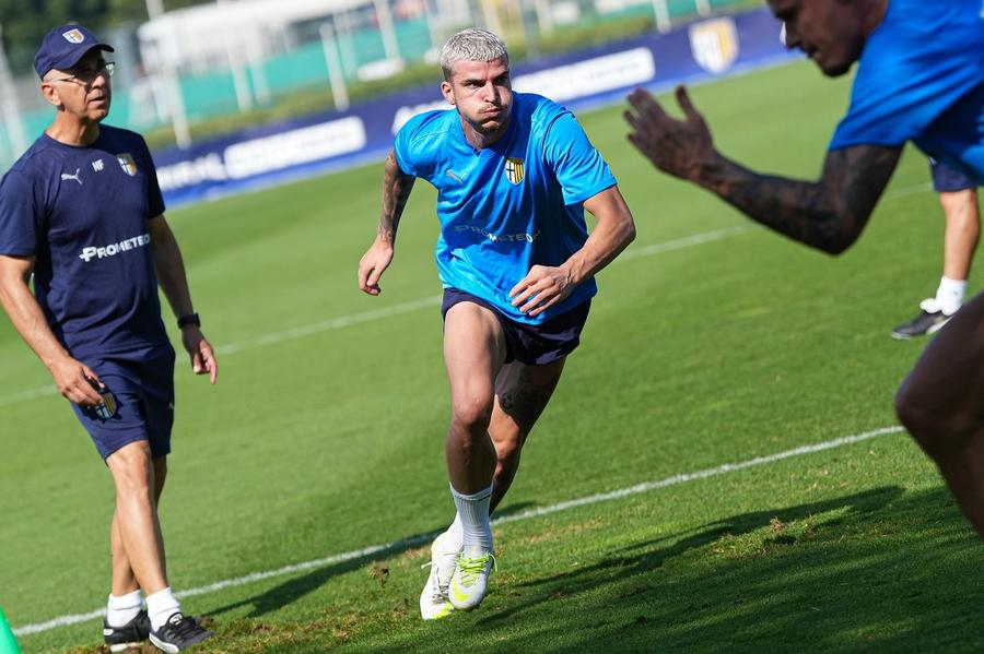 Valentin Mihăilă se pregătește pentru primul meci al Parmei în Serie A 2024-2025. Foto: Parma Calcio „Dennis Man părea blocat” » Edi Iordănescu a dezvăluit în presa italiană cum s-a transformat vedeta Parmei