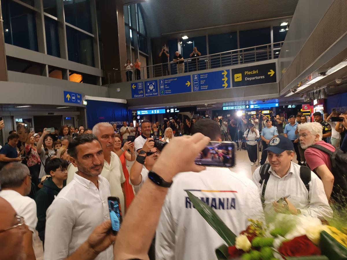 „Te retragi?” » Dublul campion mondial David Popovici a răspuns fără ezitare, la revenirea în România + De ce a refuzat salonul oficial