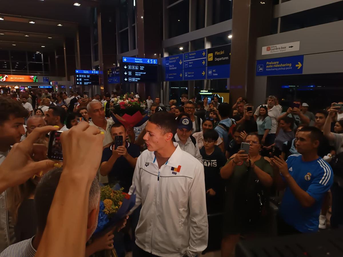 „Te retragi?” » Dublul campion mondial David Popovici a răspuns fără ezitare, la revenirea în România + De ce a refuzat salonul oficial