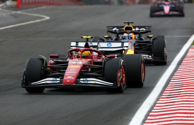 Max Verstappen și Lewis Hamilton au explicat incidentul de la Hungaroring: „S-a speriat și a ieșit de pe pistă”
