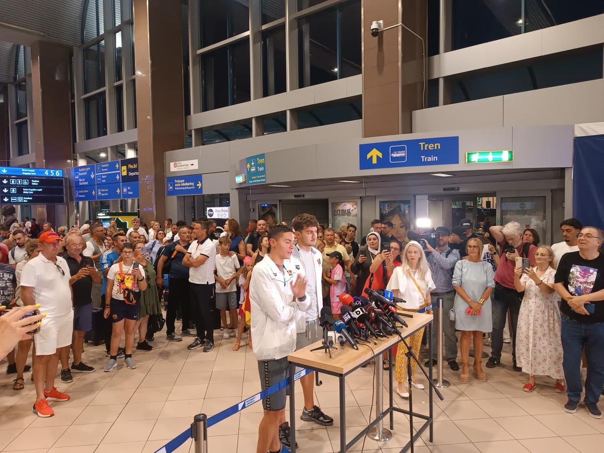 „Te retragi?” » Dublul campion mondial David Popovici a răspuns fără ezitare, la revenirea în România + De ce a refuzat salonul oficial