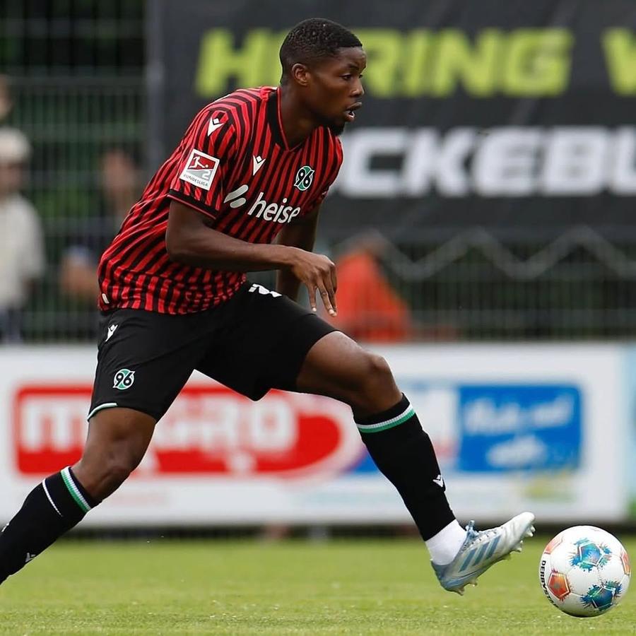 Ime Okon, fotbalistul lui Hannover 96 / Foto: Instagram Andrei Nicolescu a dezvăluit cum a ratat „transferul verii” și ce jucător mai vine la Dinamo: „Foarte mulți bani la o echipă din Germania”
