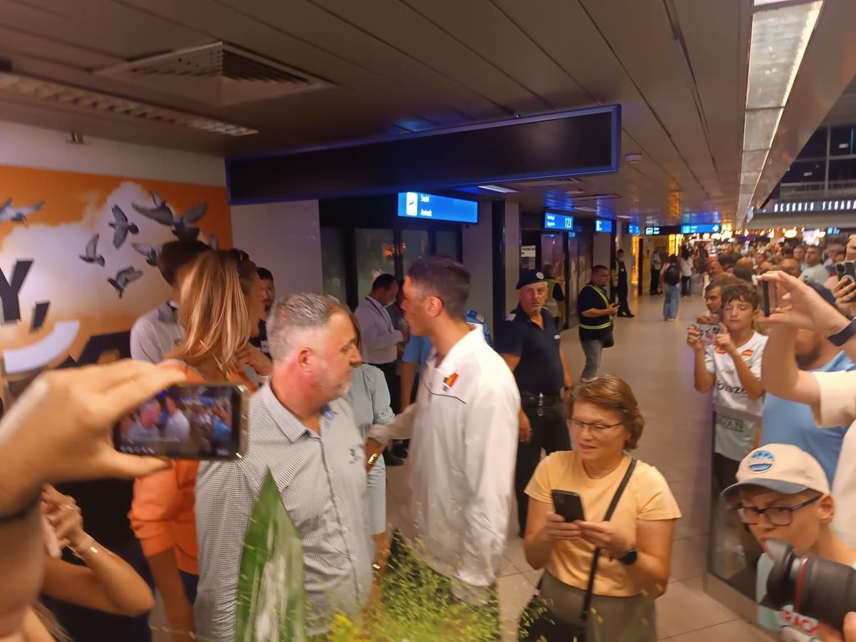 „Te retragi?” » Dublul campion mondial David Popovici a răspuns fără ezitare, la revenirea în România + De ce a refuzat salonul oficial