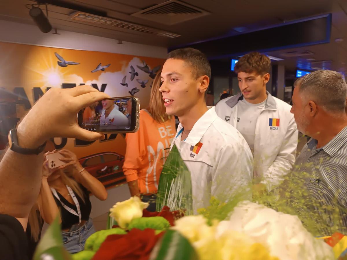 David Popovici a sosit în România de la Campionatele Mondiale de natație