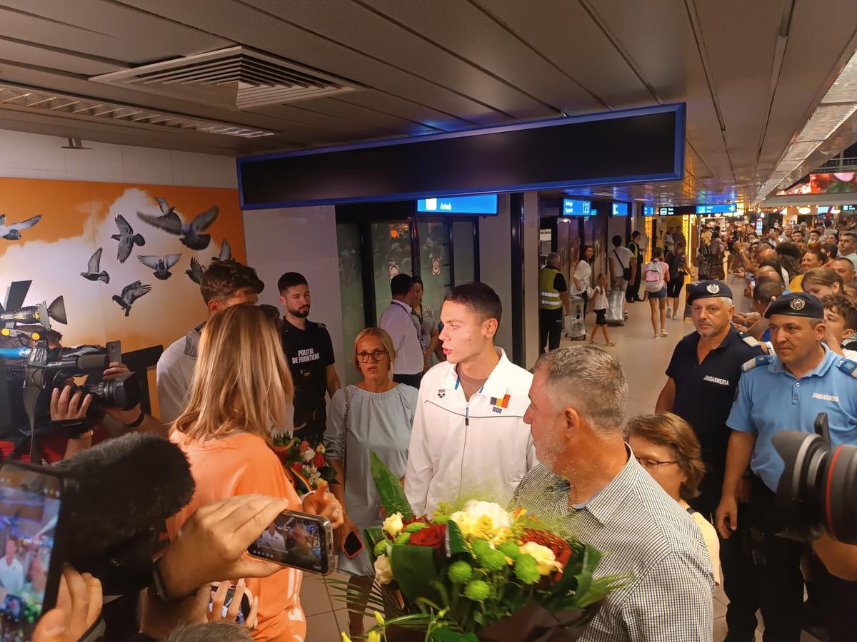 David Popovici a sosit în România de la Campionatele Mondiale de natație