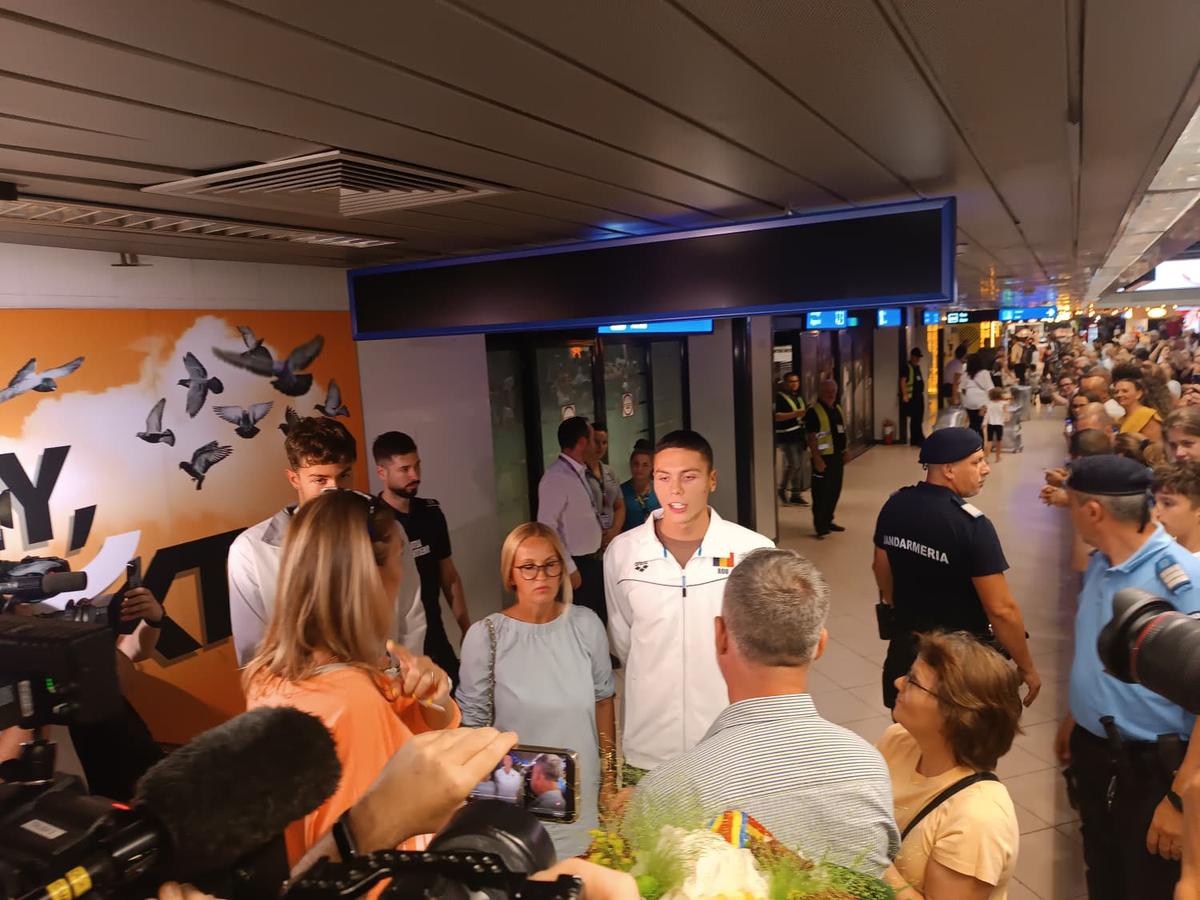 David Popovici a sosit în România de la Campionatele Mondiale de natație