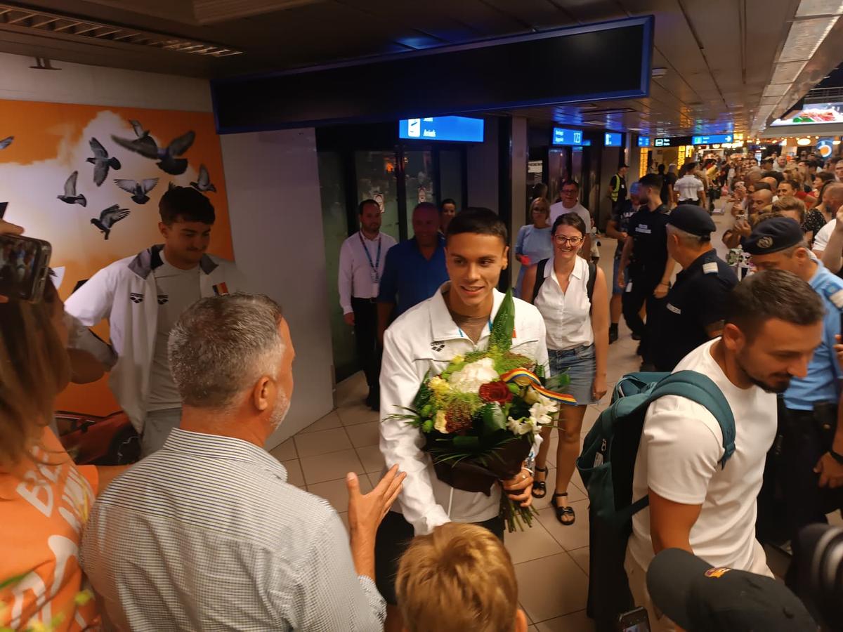 David Popovici a sosit în România de la Campionatele Mondiale de natație