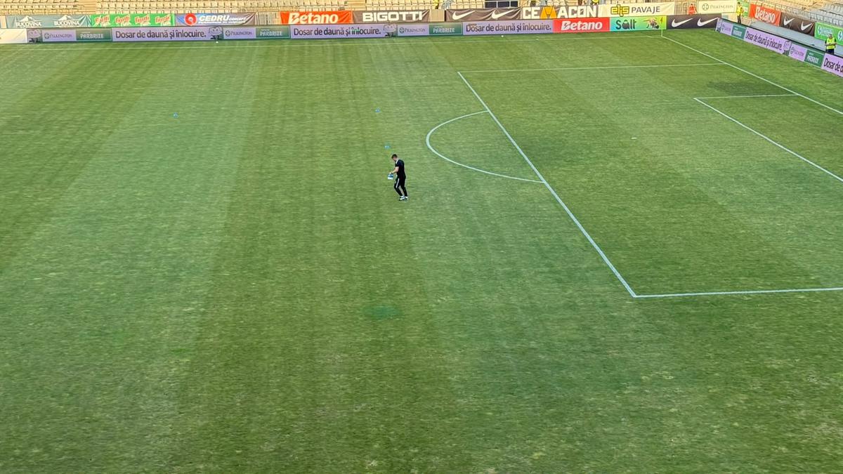 Gazonul de pe stadionul Arcul de Triumf la FCSB - Farul