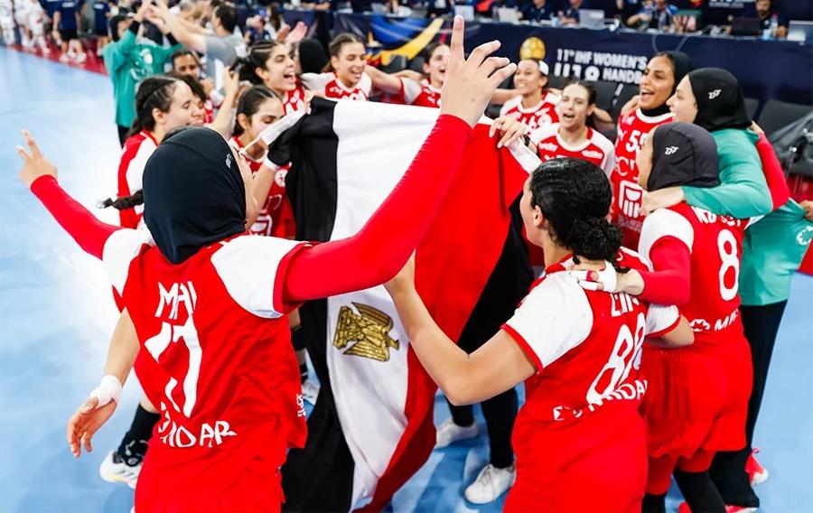Jucătoarele Egiptului sărbătorind calificarea în „sferturi” la CM U18/Foto: ihf.info Se cunosc primele două sfertfinaliste ale Campionatului Mondial U18 de handbal feminin » Când joacă România