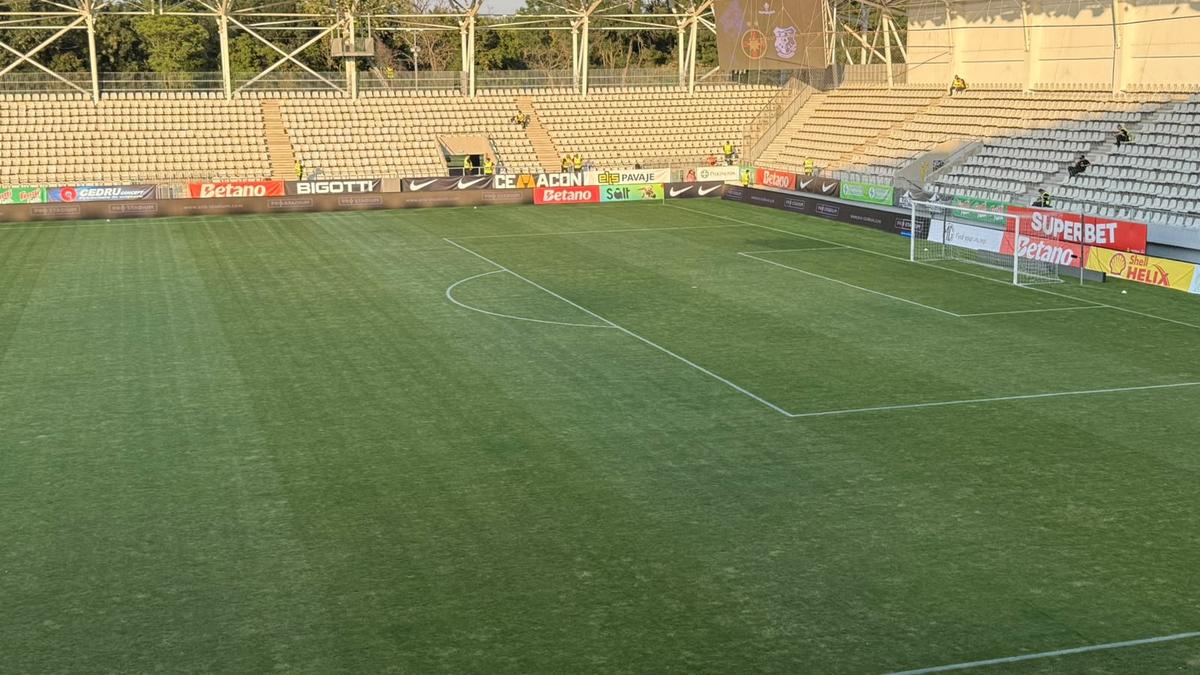 Dezastru! Incredibil cum se prezintă gazonul stadionului Arcul de Triumf la FCSB - Farul