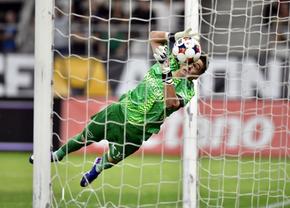 FCSB - Farul, pe Arcul de Triumf » Florin Tănase ratează un penalty