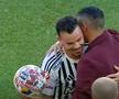 Ionel Dănciulescu l-a premiat pe Dan Nistor înaintea meciului U Cluj - FC Botoșani // FOTO: captură @Prima Sport