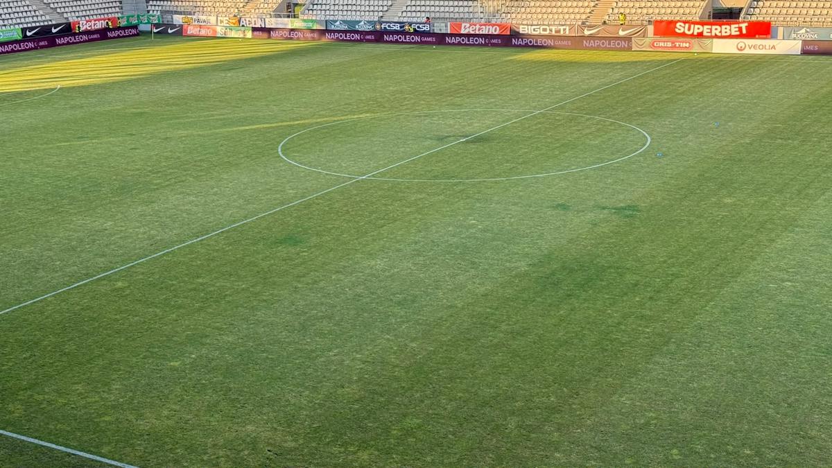 Gazonul de pe stadionul Arcul de Triumf la FCSB - Farul