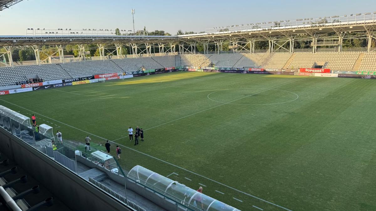 Gazonul de pe stadionul Arcul de Triumf la FCSB - Farul