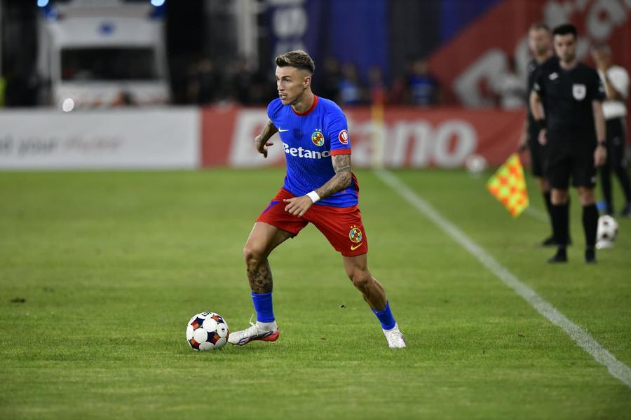Octavian Popescu, în FCSB - Farul // foto: Cristi Preda (GSP) Basarab Panduru l-a pus la punct pe fotbalistul de la FCSB: „Singurul jucător de atac cu mai multe cartonașe galbene decât goluri”