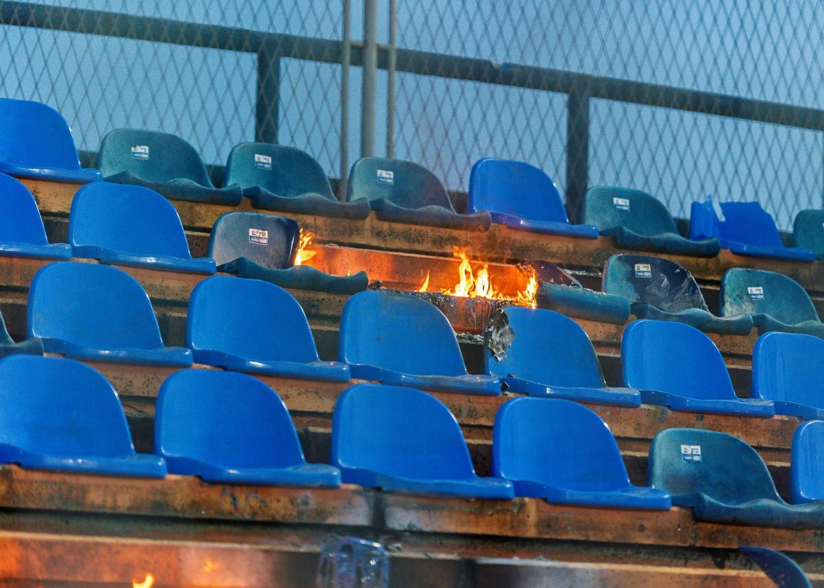 Imagini oribile în prima etapă din sezon! Au dat foc la stadion: „Să vă ia naiba”
