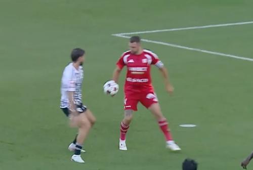 Andrei Miron a comis un henț în careu la meciul U Cluj - FC Botoșani // FOTO: captură @Prima Sport