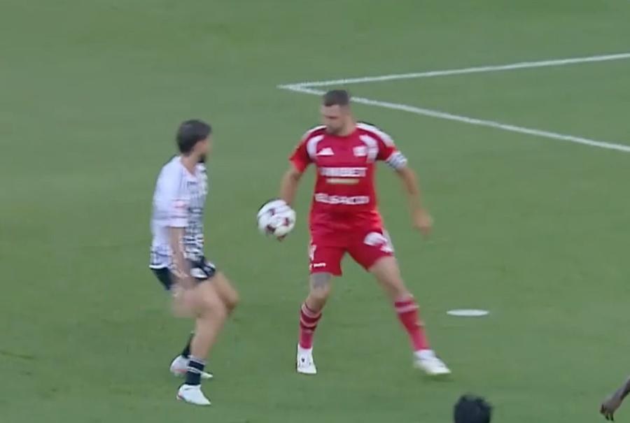Andrei Miron a comis un henț în careu la meciul U Cluj - FC Botoșani // FOTO: captură @Prima Sport A venit la microfon și s-a dezlănțuit: „Ce trebuia să facă cu mâna, să o taie?” » Verdictul specialistului