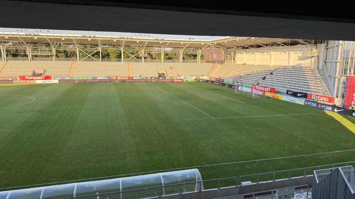 Gazonul de pe stadionul Arcul de Triumf la FCSB - Farul