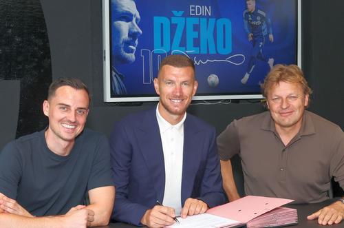 Edin Dzeko mai continuă un an la FC Schalke 04 // foto: X