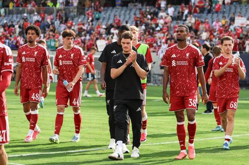 Jucătorii lui Liverpool, la finele amicalului pierdut la Chicago în fața lui Leeds (2-4) / Foto: Imago