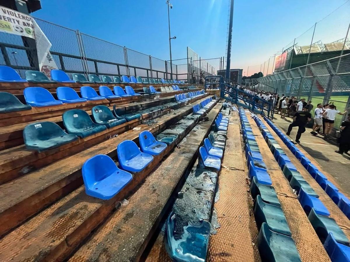 Imagini oribile în prima etapă din sezon! Au dat foc la stadion: „Să vă ia naiba”