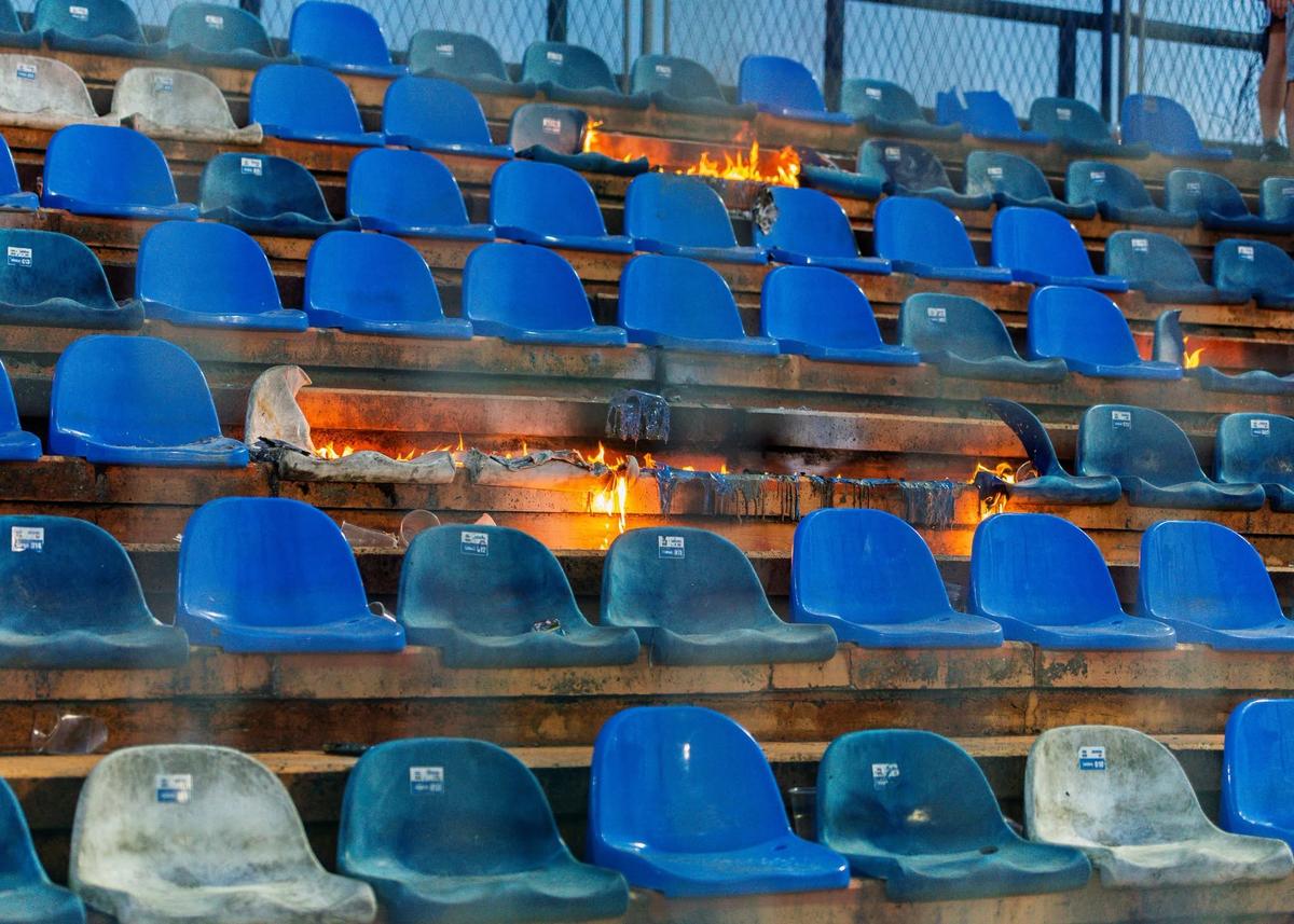 Imagini oribile în prima etapă din sezon! Au dat foc la stadion: „Să vă ia naiba”