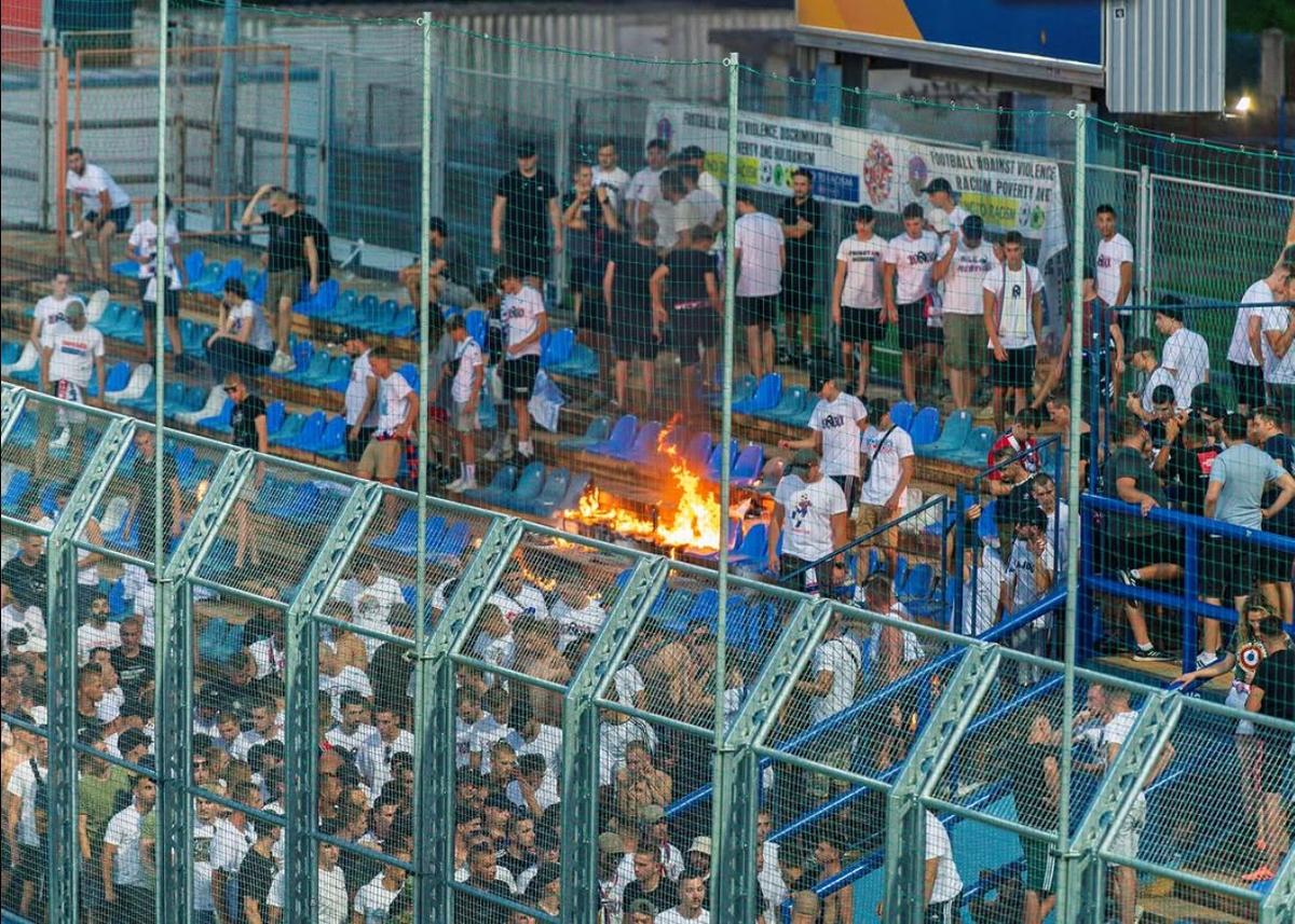 Imagini oribile în prima etapă din sezon! Au dat foc la stadion: „Să vă ia naiba”