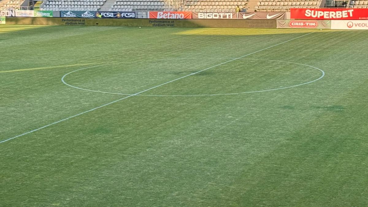 Gazonul de pe stadionul Arcul de Triumf la FCSB - Farul