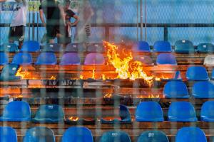 Imagini oribile în prima etapă din sezon! Au dat foc la stadion: „Să va ia naiba”