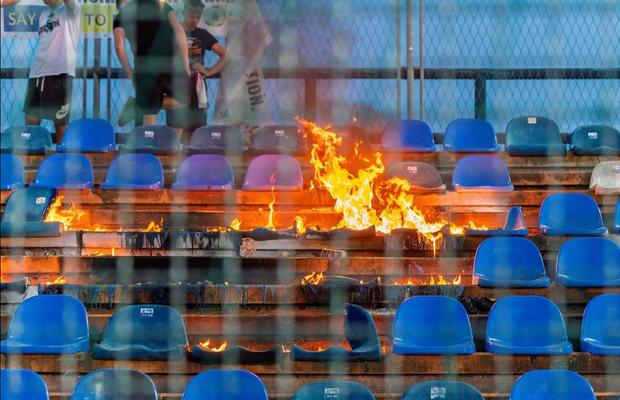 Imagini oribile în prima etapă din sezon! Au dat foc la stadion: „Să vă ia naiba”