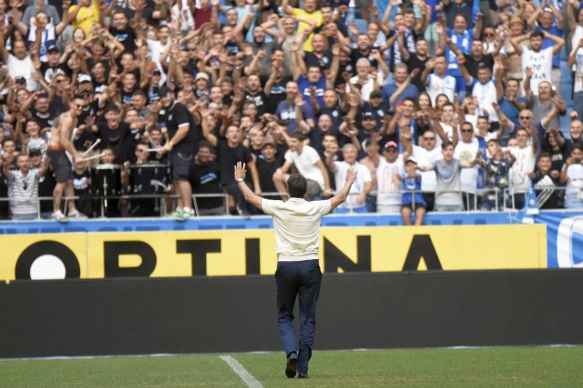 CS U CRAIOVA // FOTO Sute de suporteri la primul antrenament al lui Victor Pițurcă la Craiova