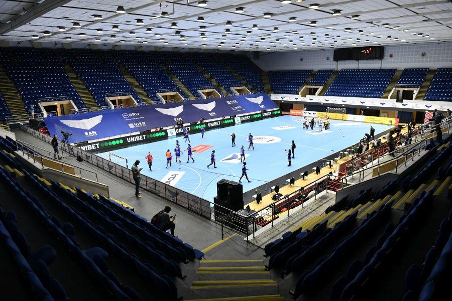 Atmosfera săracă datorată lipsei spectatorilor FOTO sportpictures.eu CSM București s-a calificat în semifinalele Cupei României după ce a învins Slatina la 17 goluri diferență!