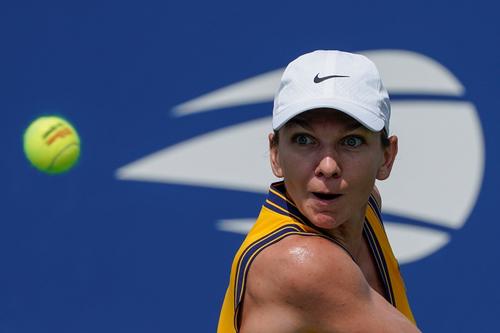 Simona Halep urmărind mingea FOTO Imago Images