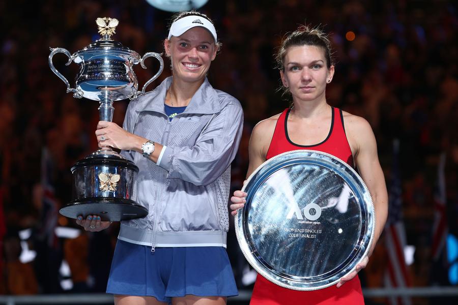 Simona Halep și Caroline Wozniacki după finala de la Australian Open 2018 FOTO Guliver/GettyImages Caroline Wozniacki, la un pas de retragerea definitivă » Fostul lider WTA a rememorat finala câștigată în fața Simonei Halep