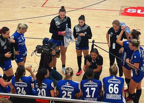 Premieră în handbalul românesc. Timp de 60 de minute, selecționerul Adrian Vasile nu a folosit nicio jucătoare româncă în partida câștigată de CSM București, scor 25-23, în fața celor de la Știința București.