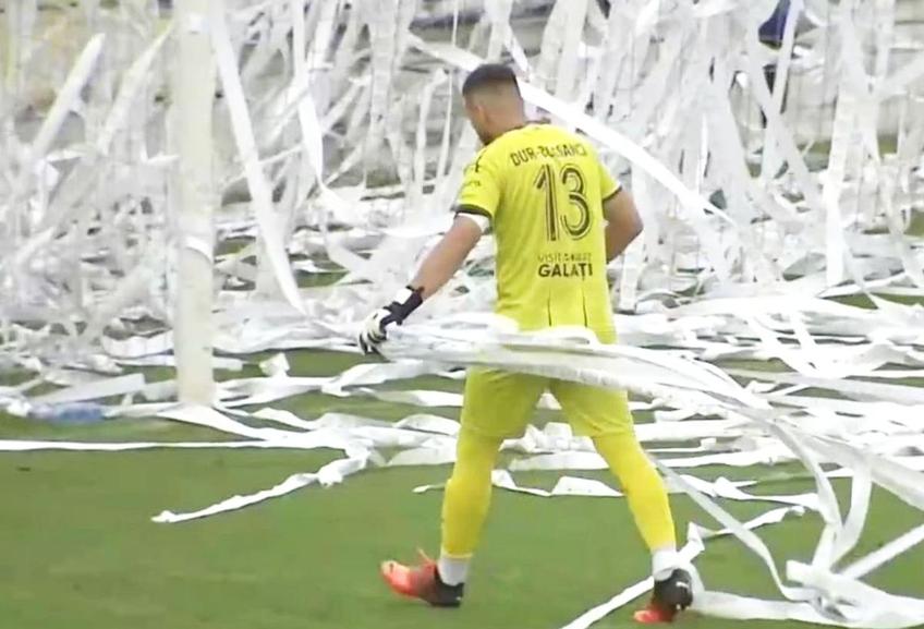 Portarul Dur-Bozoancă a fost „pus la treabă” de suporteri // foto: captură DigiSport