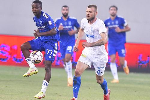 Samuel Asamoah, în stânga, în derby-ul cu CSU Craiova // foto: Imago Images