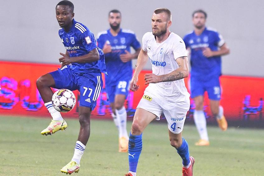 Samuel Asamoah, în stânga, în derby-ul cu U Craiova // foto: Imago Images