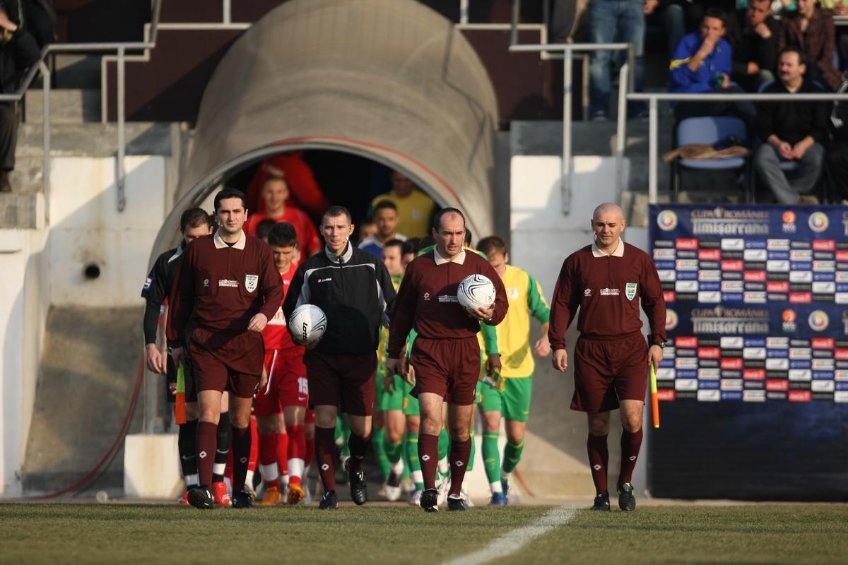 Interzis de FRF, a plecat în Anglia să arbitreze! Aurel Onița, primul interviu după șapte ani de tăcere: „Mi s-a luat pasiunea! Cea mai mare bucurie e că alerg desculț pe plajă la răsăritul soarelui”
