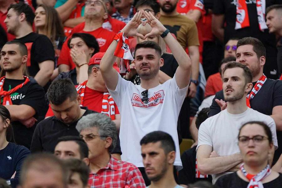 Theo la meci, între suporteri „Încă ni se pare «wow» să stăm de vorbă cu un jucător” » Tribuna Dinamo și pasiunea pentru „câinii roșii”: povestea tricoului viral cu fotbal-șampanie + moment amuzant cu suporterul de care a scris GSP: „Bă, ăsta e ăla al nostru!”