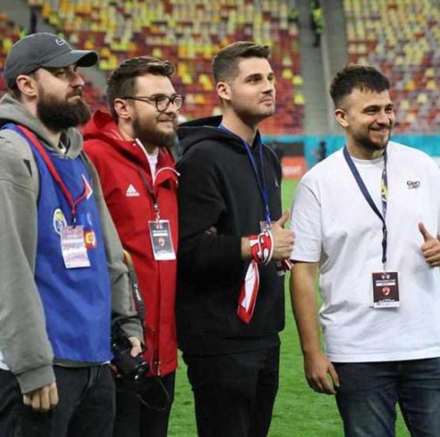 Mihai, Alex C., Theo și Alex B. „Încă ni se pare «wow» să stăm de vorbă cu un jucător” » Tribuna Dinamo și pasiunea pentru „câinii roșii”: povestea tricoului viral cu fotbal-șampanie + moment amuzant cu suporterul de care a scris GSP: „Bă, ăsta e ăla al nostru!”