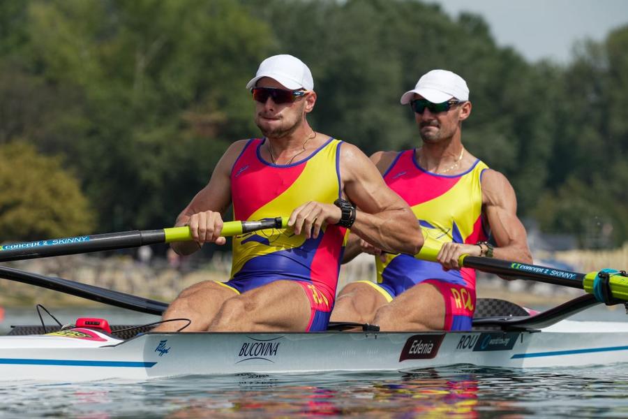 Sergiu Bejan și Marius Cozmiuc în plină cursă Foto Balint Czucz Photography Început bun la Mondialele de canotaj de la Belgrad » 4 bărci „tricolore” merg mai departe