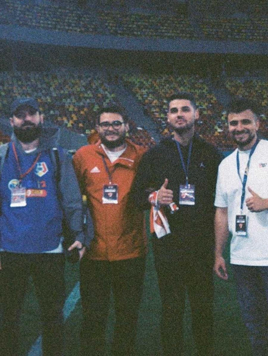 Mihai, Alex C., Theo și Alex B. pe Arena Națională „Încă ni se pare «wow» să stăm de vorbă cu un jucător” » Tribuna Dinamo și pasiunea pentru „câinii roșii”: povestea tricoului viral cu fotbal-șampanie + moment amuzant cu suporterul de care a scris GSP: „Bă, ăsta e ăla al nostru!”